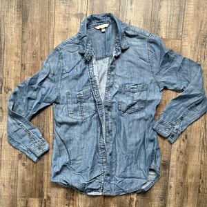 Banana Republic Women’s Light Blue Chambray Super Soft Button-Down
